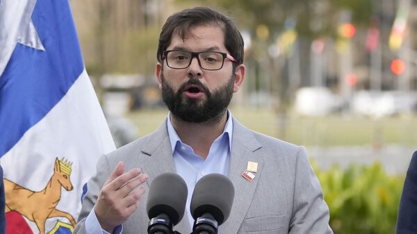 O presidente do Chile, Gabriel Boric, dá declaração à mídia após participar da Cúpula Sul-Americana no palácio do Itamaraty em Brasília, 30 de maio de 2023 - Sputnik Brasil