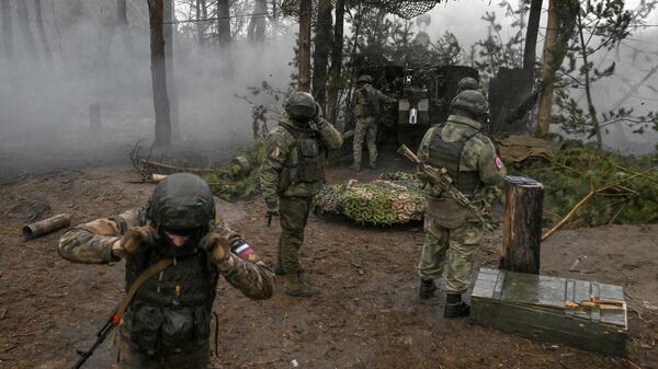 Artilheiros do Distrito Militar Central das Forças Armadas da Rússia disparam contra as posições das Forças Armadas da Ucrânia com obuseiros rebocados Msta-B de 152 mm, na direção de Krasny Liman, durante operação militar especial, foto publicada em 18 de novembro de 2023 - Sputnik Brasil