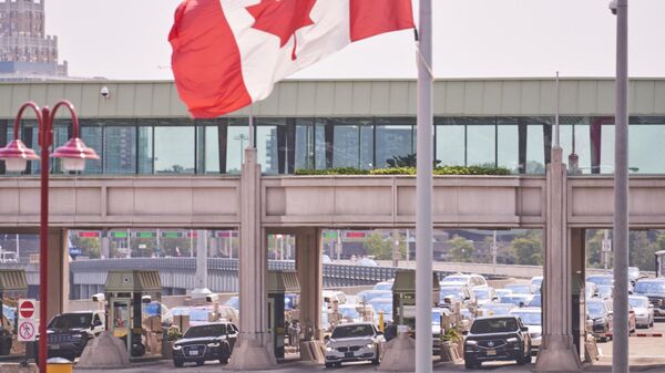 Viajantes esperam para cruzar para o Canadá na Rainbow Bridge, em Niagara Falls, Ontário, em 9 de agosto de 2021 - Sputnik Brasil