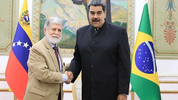 Celso Amorim (à esquerda), assessor especial para Assuntos Internacionais da Presidência da República brasileira; e Nicolás Maduro, presidente venezuelano, em março de 2023 - Sputnik Brasil