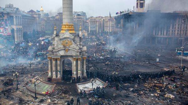 Policiais e apoiadores da oposição são vistos na praça Maidan, em Kiev, onde começaram os confrontos entre manifestantes e a polícia - Sputnik Brasil