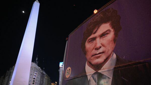 Imagem do então candidato presidencial argentino da aliança La Libertad Avanza, Javier Milei, vista na janela de um ônibus enquanto seus apoiadores comemoram sua vitória no segundo turno das eleições presidenciais. Buenos Aires, 19 de novembro de 2023 - Sputnik Brasil