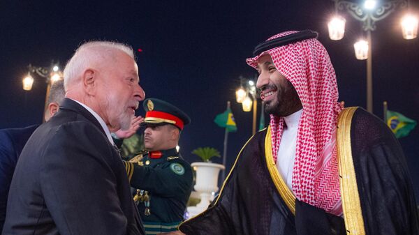 O presidente do Brasil, Luiz Inácio Lula da Silva, dá início à sua agenda em Riad se reunindo com a autoridade máxima do país, Mohammed bin Salman, o príncipe herdeiro e primeiro-ministro da Arábia Saudita, em 28 de novembro de 2023 - Sputnik Brasil