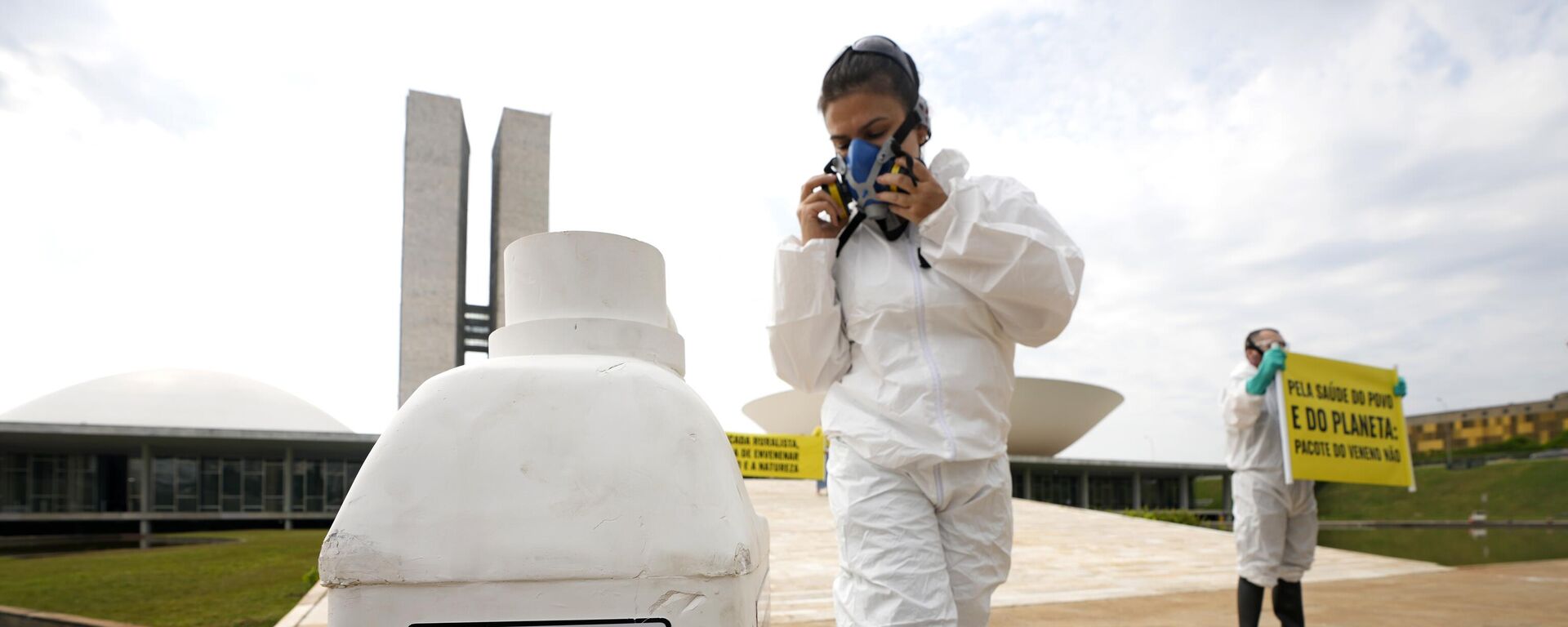 Ativistas do Greenpeace protestam contra o uso de pesticidas em frente ao Congresso Nacional. Brasília, outubro de 2023 - Sputnik Brasil, 1920, 30.08.2024