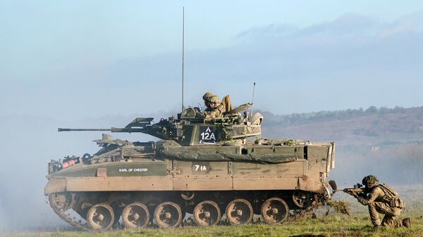 O príncipe William, príncipe de Gales, em sua função de coronel-em-chefe do Regimento Mércio do 1º Batalhão, em um veículo blindado de combate Warrior enquanto observa um exercício de treinamento, perto de Salisbury, Reino Unido, 23 de novembro de 2023 - Sputnik Brasil