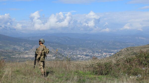 Militar azeri durante viagem na região controlada do Azerbaijão de Nagorno-Karabakh, em 3 de outubro de 2023 - Sputnik Brasil