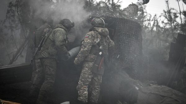 Artilheiros do Distrito Militar Central das Forças Armadas da Rússia disparando contra as posições das Forças Armadas da Ucrânia usando obuseiros rebocados Msta-B de 152 mm, na direção de Krasny Liman da operação militar especial, foto publicada em 18 de novembro de 2023 - Sputnik Brasil