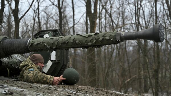 Militar ucraniano dentro de um veículo blindado de combate de infantaria CV90, fabricado na Suécia, aponta a mira para a direção de Artyomovsk (Bakhmut, em ucraniano), na região de Donetsk, em 27 de novembro de 2023 - Sputnik Brasil