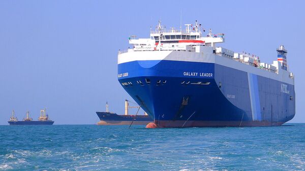 Uma foto tirada durante uma viagem organizada pelos houthis do Iêmen mostra o navio de carga Galaxy Leader apreendido por combatentes dois dias antes, aproximando-se do porto no mar Vermelho, na província de Hodeida. Iêmen,  22 de novembro de 2023  - Sputnik Brasil