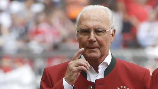 Franz Beckenbauer em campo antes da partida de futebol da primeira divisão alemã entre o Bayern de Munique e o Freiburg, em Munique. Alemanha, 20 de maio de 2017 - Sputnik Brasil