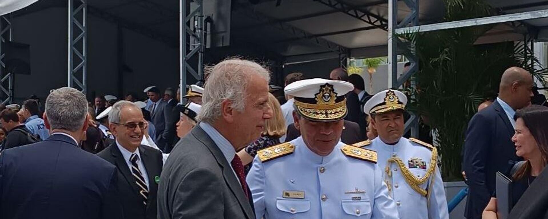 O ministro da Defesa, José Mucio, ao lado do comandante da Marinha, Marcos Sampaio Olsen, durante a cerimônia de lançamento do submarino Humaitá (S-41), em Itaguaí (RJ), em 12 de janeiro de 2024 - Sputnik Brasil, 1920, 17.07.2024