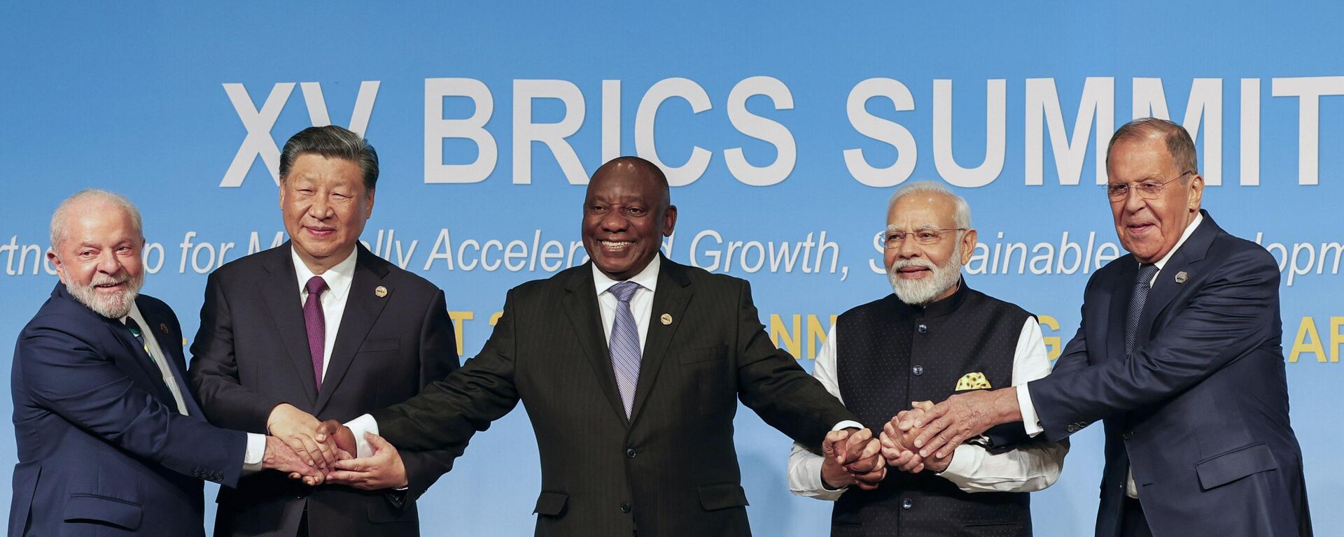 Lula, Xi Jinping, Cyril Ramaphosa, Narendra Modi e Sergei Lavrov posam para foto do grupo BRICS durante a Cúpula do BRICS de 2023, no Centro de Convenções de Sandton em Joanesburgo. África do Sul, 23 de agosto de 2023 - Sputnik Brasil, 1920, 24.09.2024