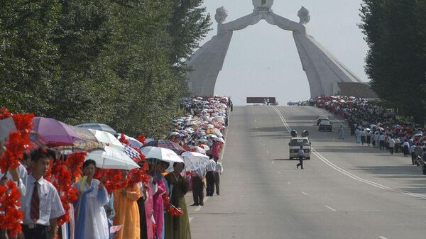 Pessoas participam das comemorações do Dia da Libertação Nacional perto do Arco da Reunificação, na cidade de Pyongyang, Coreia do Norte, em 14 de agosto de 2005 (foto de arquivo) - Sputnik Brasil