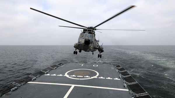 A então ministra da Defesa alemã, Annegret Kramp-Karrenbauer, pousa com um helicóptero Sea King MK 41 na corveta Oldenburg, ancorada no mar perto de Rostock, nordeste da Alemanha, em 26 de setembro de 2019 - Sputnik Brasil