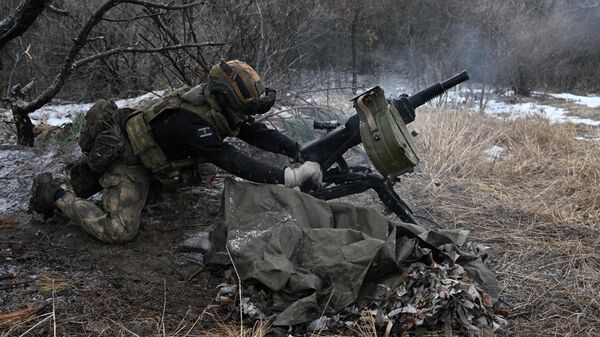 Um militar da 200ª Brigada de Fuzileiros Motorizados de Guardas da Frota do Norte da Rússia dispara um lançador de granadas automático em uma posição, durante a operação militar russa na Ucrânia, em local desconhecido, na Rússia, 21 de janeiro de 2024 - Sputnik Brasil