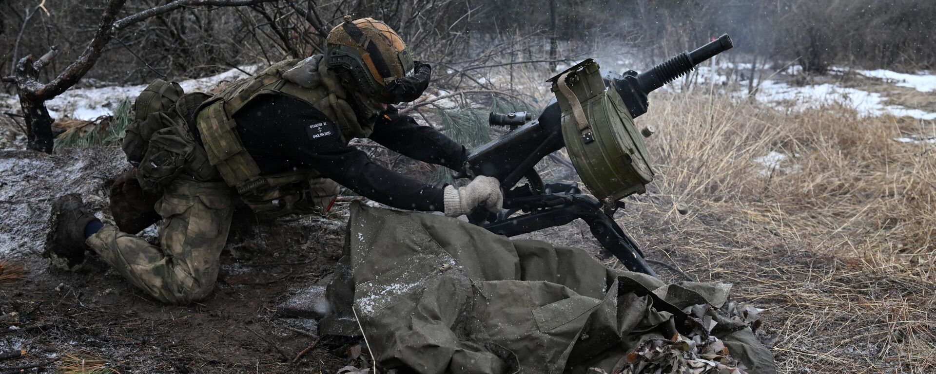 Um militar da 200ª Brigada de Fuzileiros Motorizados de Guardas da Frota do Norte da Rússia dispara um lançador de granadas automático em uma posição, durante a operação militar russa na Ucrânia, em local desconhecido, na Rússia, 21 de janeiro de 2024 - Sputnik Brasil, 1920, 22.03.2024