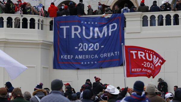 Apoiadores do então presidente dos EUA, Donald Trump, invadem o Capitólio dos EUA durante um comício para contestar a certificação dos resultados das eleições presidenciais de 2020 pelo Congresso dos EUA, Edifício do Capitólio, Washington, DC, em 6 de janeiro de 2021 - Sputnik Brasil