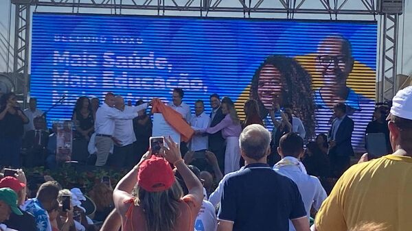 O presidente Luiz Inácio Lula da Silva anuncia investimentos sociais em Belford Roxo (RJ) - Sputnik Brasil