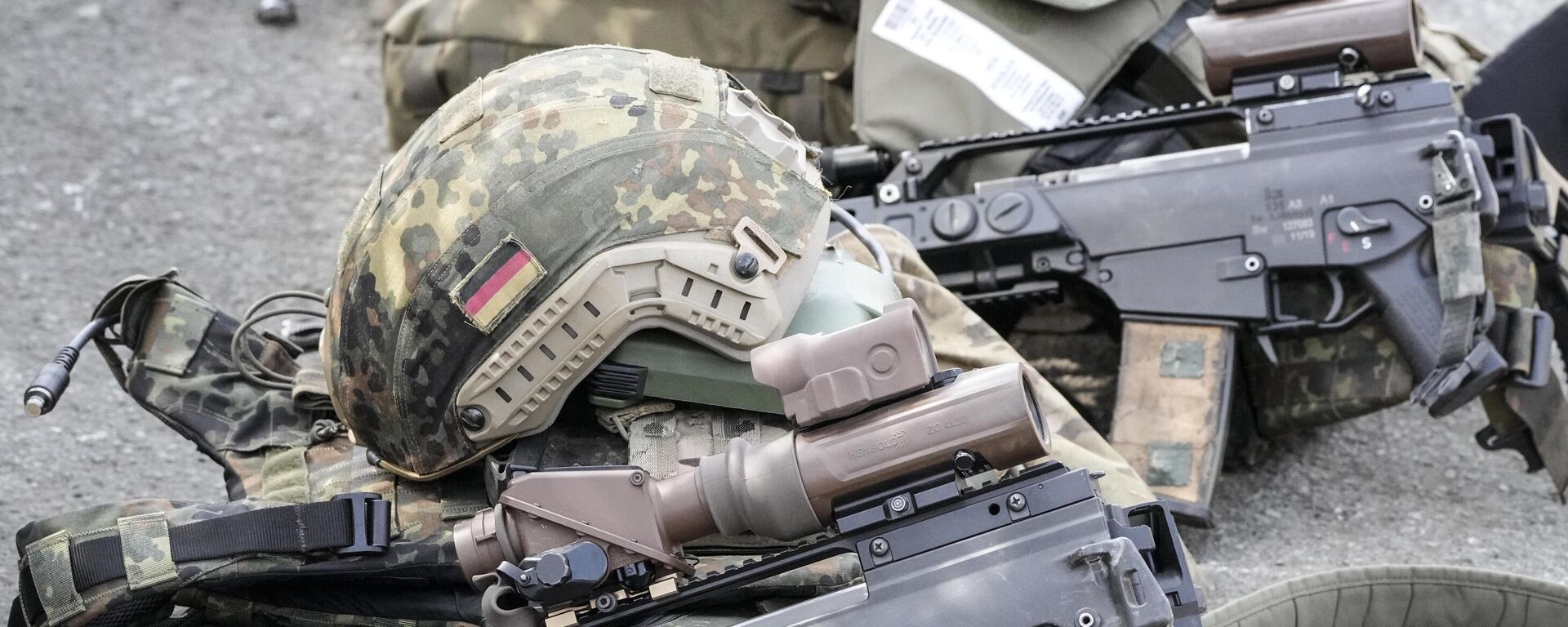 Equipamento militar alemão é visto no chão durante visita do governador Hendrick Wuest à base militar Field Marshal Rommel Barracks, em Augustdorf. Alemanha, 30 de março de 2022 - Sputnik Brasil, 1920, 09.06.2024