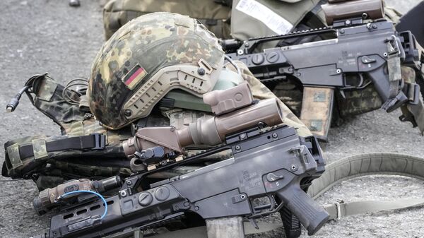 Equipamento militar alemão é visto no chão durante visita do governador Hendrick Wuest à base militar Field Marshal Rommel Barracks, em Augustdorf. Alemanha, 30 de março de 2022 - Sputnik Brasil