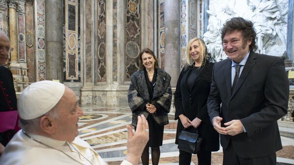 Papa Francisco saúda o presidente argentino, Javier Milei, sua irmã, a secretária-geral da Presidência, Karina Milei (ao lado do mandatário), e a ministra das Relações Exteriores, Diana Mondino, antes do início da cerimônia de canonização da primeira santa argentina, María Antonia de Paz y Figueroa, também conhecida como Mama Antula, no Vaticano, em 11 de fevereiro de 2024 - Sputnik Brasil