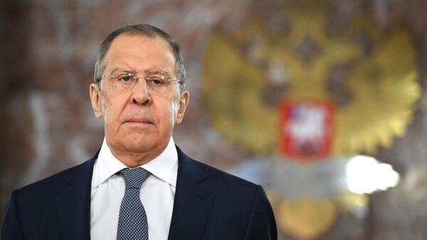 O ministro das Relações Exteriores da Rússia, Sergei Lavrov, participa de cerimônia de depósito de coroas de flores em placas memoriais de diplomatas soviéticos e russos falecidos, na sede do Ministério das Relações Exteriores da Rússia, em 10 de fevereiro de 2023 - Sputnik Brasil