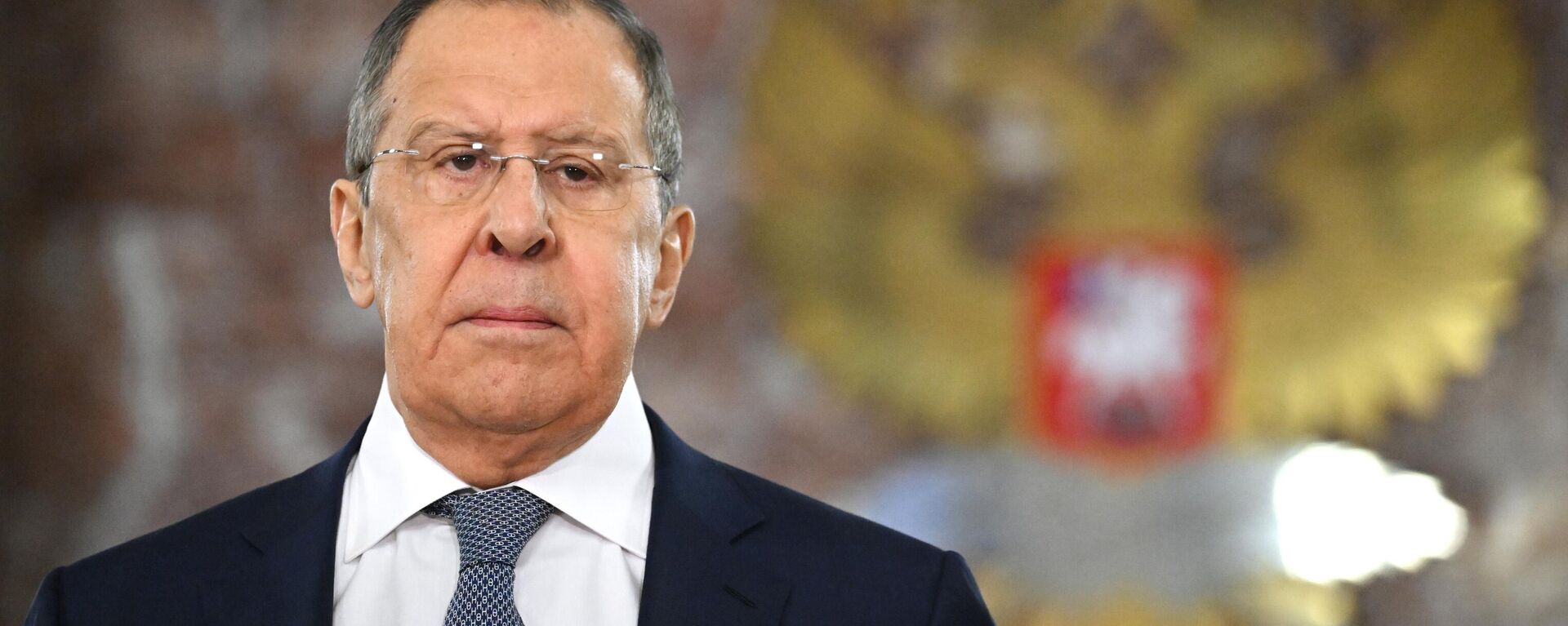 O ministro das Relações Exteriores da Rússia, Sergei Lavrov, participa de cerimônia de depósito de coroas de flores em placas memoriais de diplomatas soviéticos e russos falecidos, na sede do Ministério das Relações Exteriores da Rússia, em 10 de fevereiro de 2023 - Sputnik Brasil, 1920, 21.02.2024