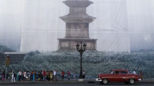 Fotografia do artista visual sul-coreano Han Sungpil, exibida na fachada de um prédio no centro de Havana, Cuba, em 22 de maio de 2015 durante a Feira de Arte Bienal de Havana. - Sputnik Brasil