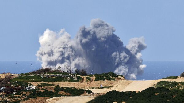 Uma foto tirada de uma posição no sul de Israel em 16 de fevereiro de 2024 mostra fumaça subindo após o bombardeio israelense na Faixa de Gaza - Sputnik Brasil