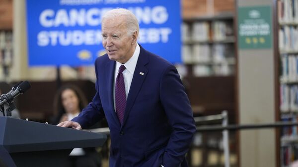 Joe Biden, presidente dos EUA, discursa na biblioteca Julian Dixon Culver City, em Culver City, Califórnia, em 21 de fevereiro de 2024 - Sputnik Brasil