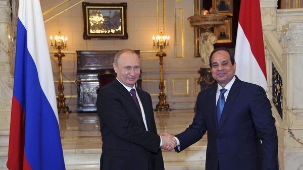 O presidente egípcio, Abdel Fattah al-Sisi, à direita, aperta a mão do presidente russo, Vladimir Putin, no Cairo, em encontro para anunciar a parceria para a construção da primeira usina nuclear do Egito. Egito, 10 de fevereiro de 2015 - Sputnik Brasil