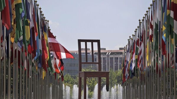 Broken Chair, escultura do artista suíço Daniel Berset, que fica na Praça das Nações, em frente à sede da Organização das Nações Unidas (ONU) em Genebra, capital da Suíça, em 16 de julho de 2009 - Sputnik Brasil