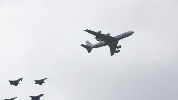 Aeronave militar Boeing E-3F Awacs (à direita), da Força Aérea francesa, seguida de dois Mirage 2000-5 e de dois Eurofighter Typhoon, durante o desfile militar anual do Dia da Bastilha. Paris, 14 de julho de 2019 - Sputnik Brasil