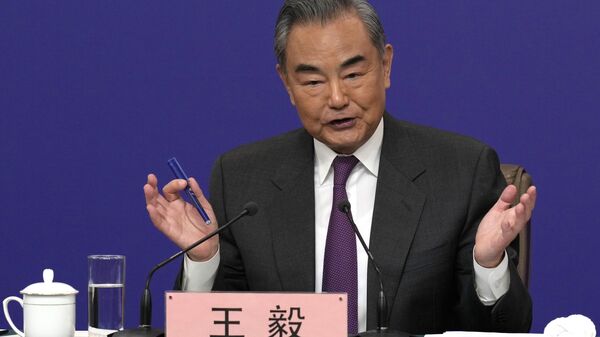 Wang Yi, ministro das Relações Exteriores chinês, fala durante coletiva de imprensa à margem do Congresso Nacional do Povo em Pequim, China, 7 de março de 2024 - Sputnik Brasil