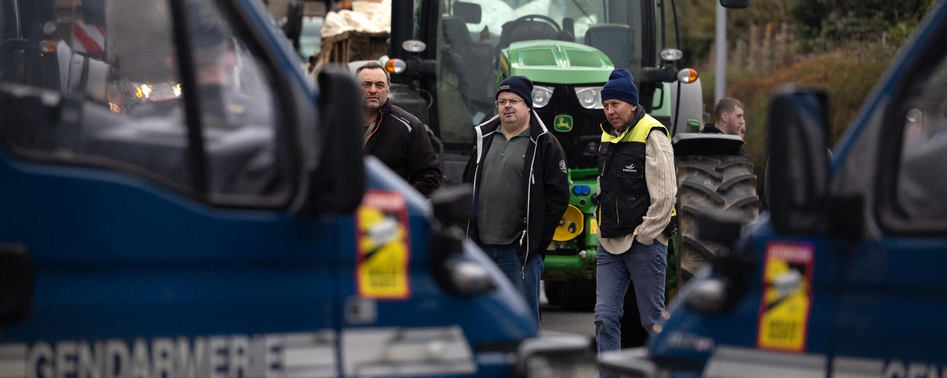 Agricultores olham para carros da força policial militar francesa, que bloqueiam as vias, durante reunião como parte dos líderes dos protestos nacionais de agricultores contra as políticas agrícolas. Guingamp, oeste da França, 20 de fevereiro de 2024 - Sputnik Brasil, 1920, 11.03.2024