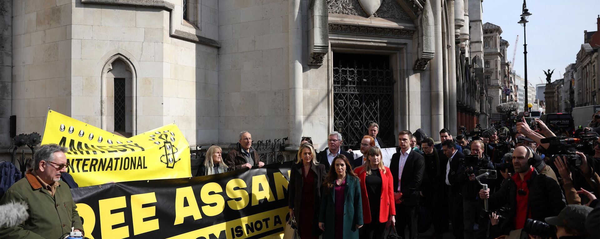 Stella Assange, esposa do fundador do WikiLeaks, Julian Assange, chega ao Supremo Tribunal de Justiça do Reino Unido, centro de Londres, 26 de março de 2024 - Sputnik Brasil, 1920, 26.03.2024