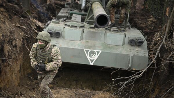 Soldado da unidade de artilharia autopropulsada Malka do Distrito Militar Central da Rússia durante missões de combate na direção de Avdeevka, durante operação militar especial, foto publicada em 23 de março de 2024 - Sputnik Brasil