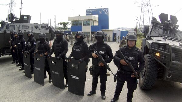 Polícia monta guarda na entrada da penitenciária onde o ex-vice-presidente Jorge Glas está preso, em Guayaquil, Equador, em 6 de abril de 2024 - Sputnik Brasil