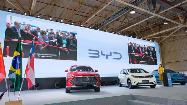 Veículos da BYD apresentados durante evento de lançamento da pedra fundamental do complexo industrial da montadora em Camaçari (BA), em 10 de outubro de 2023 - Sputnik Brasil