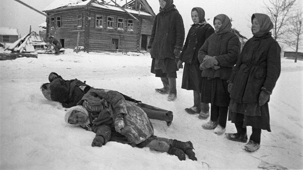 Registro da Grande Guerra pela Pátria (1941–1945). Os residentes dos vilarejos libertados das tropas hitleristas se deparam com os corpos dos civis pacíficos torturados pelos fascistas - Sputnik Brasil