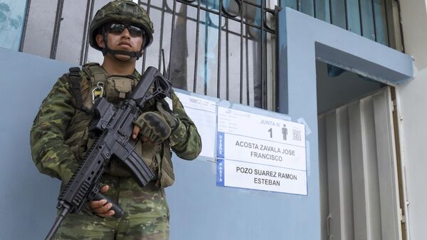 Soldado guarda zona eleitoral durante a votação do referendo proposto por Daniel Noboa para endossar novas medidas de segurança no país, em Olon. Equador, 21 de abril de 2024 - Sputnik Brasil