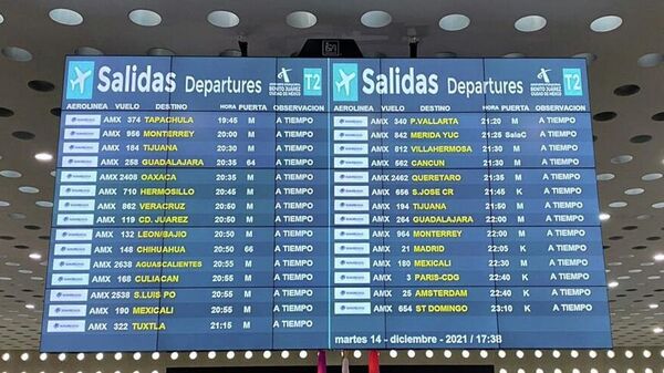 Painel no aeroporto internacional da Cidade do México - Sputnik Brasil