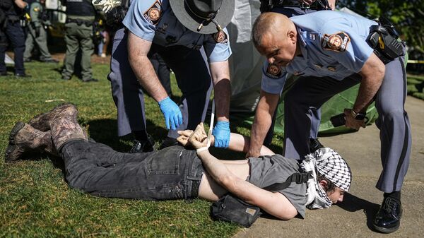 Oficiais da Patrulha do Estado da Geórgia detêm um manifestante no campus da Emory University durante uma manifestação pró-Palestina na quinta-feira, 25 de abril de 2024, em Atlanta - Sputnik Brasil