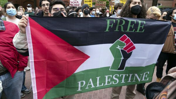 Estudantes da Universidade George Washington, em Washington, D.C., fazem manifestação no campus em apoio aos palestinos, na esteira da guerra Israel-Hamas, em 25 de abril de 2024 - Sputnik Brasil