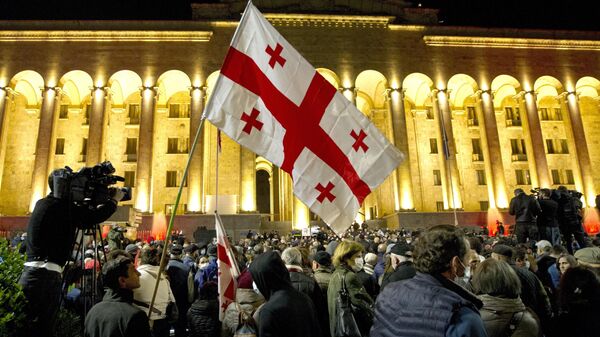 Manifestantes com bandeiras da Geórgia se manifestam em apoio ao ex-presidente preso Mikheil Saakashvili em Tbilisi, Geórgia, em 9 de novembro de 2021 - Sputnik Brasil