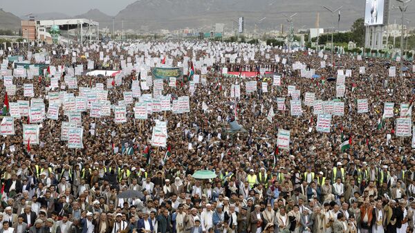 Partidários dos houthis participaram de comício contra os ataques liderados pelos EUA contra o Iêmen e em apoio aos palestinos na Faixa de Gaza, em Sanaa. Iêmen, 26 de abril de 2024 - Sputnik Brasil