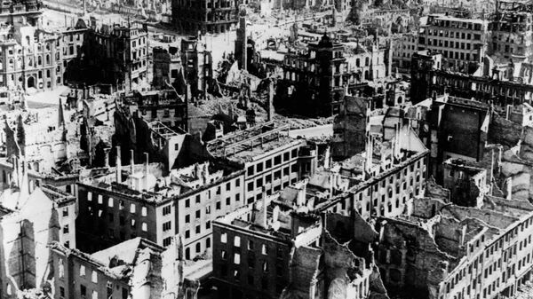 Cenário em Dresden, na Alemanha, após a demolição promovida pelos ataques aéreos das forças Aliadas em 13 e 14 de fevereiro de 1945, durante a Segunda Guerra Mundial. Três ondas de bombardeiros britânicos e norte-americanos destruíram o centenário centro barroco da cidade (foto de arquivo) - Sputnik Brasil