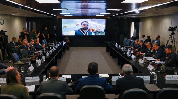 Eduardo Leite (PSDB, no telão), governador do Rio Grande do Sul, durante reunião por videoconferência com o ministro do Turismo, Celso Sabino, deputados e representantes do setor do turismo - Sputnik Brasil