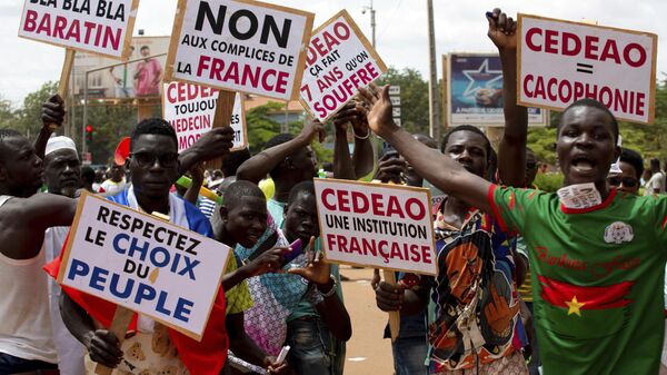 Manifestantes protestam contra a França e a Comunidade Econômica dos Estados da África Ocidental nas ruas de Ouagadougou. Burkina Faso, 4 de outubro de 2022 - Sputnik Brasil