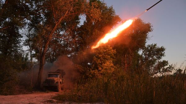 Soldados das Forças Armadas da Rússia disparam com lançador múltiplo de foguetes 9K55 Grad-1 na direção de Artyomovsk, na área da operação militar especial russa, foto publicada em 24 de maio de 2024 - Sputnik Brasil